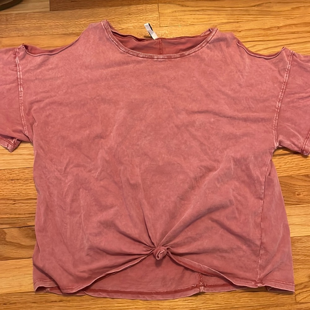 Reddish/pink short sleeve shirt